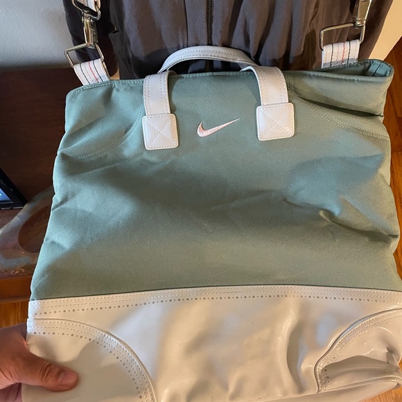 Y2K Nike Green and White Crossbody Square Duffel Bag for Versatile Use - Picture 2 of 13